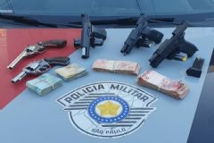 Criminoso é preso numa ação da PM com diversas armas de uso restrito, munições e mais de R$ 13 mil