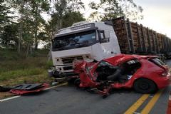Acidente entre veículo de passeio e caminhão resulta em morte de jovem em São Miguel Arcanjo