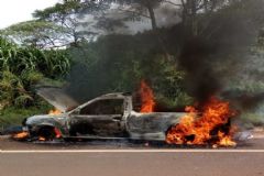 Carro pega fogo e deixa homens feridos em rodovia que liga Botucatu a Itatinga
