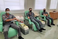 Policiais militares do Corpo de Bombeiros fazem campanha incentivando a doação de sangue