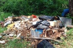 Morador da Vila Jardim é flagrado descartando materiais inservíveis em área verde
