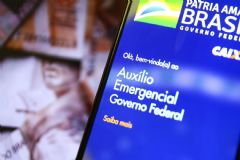 Governo Federal anuncia que auxílio emergencial será de R$ 300 por mais 4 meses 