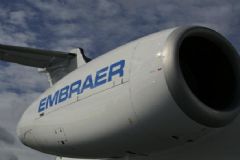 Funcionários da Embraer aprovam greve contra demissões e exigem fim de supersalários 