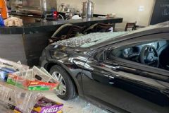 Motorista idoso perde controle de seu automóvel e invade uma padaria na Cohab I