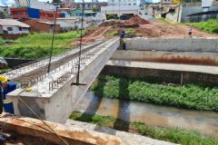 Nova ponte que liga o Centro da Cidade com a região da Vila Jardim tem suas vigas instaladas