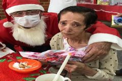 Grupo de voluntários de Botucatu realiza festa de Natal para os idosos internados no asilo