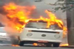 Perua Kombi escolar se incendeia e causa transtornos na região central da Cidade