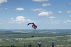 Piloto de paraglider sofre uma queda quando praticava o esporte na Serra de Botucatu