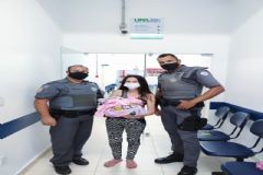 Policiais militares salvam criança recém-nascida engasgada com leite materno em Cidade da região
