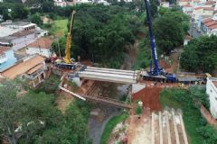 Nova Ponte que liga o Centro de Botucatu ao Setor Leste da Cidade recebe instalação de vigas