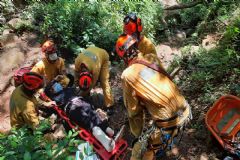 Bombeiros resgatam fotógrafa que se feriu na Cachoeira da Pavuna quando registrava imagens no local