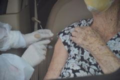 Segunda dose da vacina contra covid-19 para idosos com 90 anos ou mais começa nesta quinta-feira