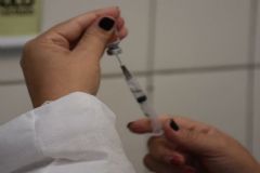 Vacinação de profissionais da saúde em Botucatu continua com farmacêuticos e fisioterapeutas