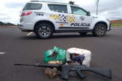 Polícia Rodoviária apreende entorpecentes, arma de uso restrito e munições, em Itatinga