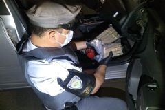Trabalho realizado pela Polícia Rodoviária em Itatinga resulta em flagrante de lavagem de dinheiro