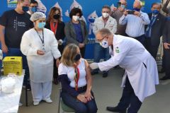 Ministro da Saúde, Marcelo Queiroga, aplica a primeira dose da vacinação em massa em Botucatu