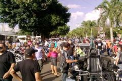 Motociclistas de Botucatu participam de encontro em praça central de Barra Bonita