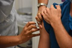 Profissionais de saúde de Botucatu serão vacinados com a 3ª dose contra a covid-19 no próximo sábado