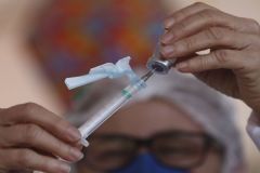 Prefeitura promove o “Dia D” contra a covid-19 com a 3ª dose de vacina em profissionais de saúde 