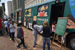 Ônibus biarticulado da Secretaria de Educação recebe alunos na Semana da Criança