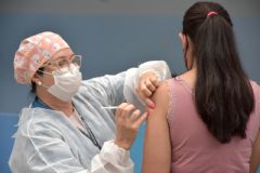 Vacinação com a 3ª dose para adultos continua nas Unidades de Saúde durante a semana