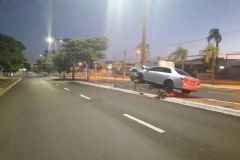 Motorista perde o controle de direção de automóvel e bate em poste em avenida central de São Manuel