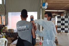 Saúde vacina funcionários da indústria residentes de cidades vizinhas e que trabalham em Botucatu