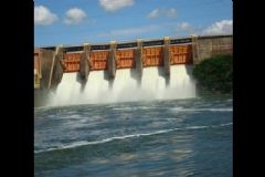 Hidrelétrica de Barra Bonita abre comportas para evitar mortandade de peixes no Rio Tietê 