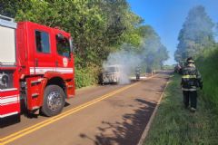 Equipe do Corpo de Bombeiros atende a um caso de incêndio de veículo em rodovia do Município