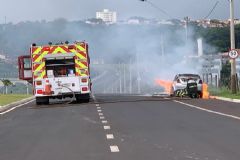 Corpo de Bombeiros e Defesa Civil atendem a um caso de incêndio de veículo em via pública