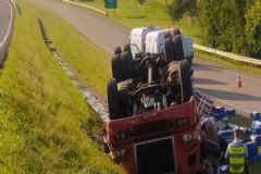 Motorista morre após caminhão carregado com fertilizantes tombar em rodovia em São Manuel 