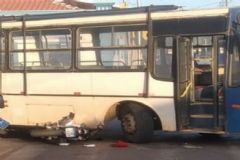Motociclista perde a vida em Itatinga após bater contra um ônibus de trabalhadores rurais