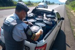 Polícia Rodoviária apreende carga de galões de óleo origem vegetal sem comprovação de procedência