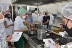 Funcionários da Cozinha Piloto de Botucatu participam de treinamento sobre alimentação sustentável