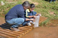 Alunos da Rede Municipal comemoram o Dia Mundial da Água com soltura de peixes no Rio Lavapés
