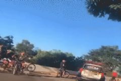 GCM de São Manuel usa spray de pimenta para dispersar jovens fazendo manobras arriscadas com bicicletas 