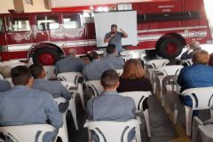 Profissionais de atendimento de emergência participam de treinamento no quartel do Corpo de Bombeiros