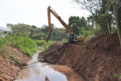 Ações de desassoreamento dos rios de  Botucatu começaram pelo Córrego Água Fria, na Rodoviária