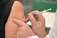 Idosos acima dos 65 anos já podem tomar 3ª dose da vacina de reforço contra a covid-19