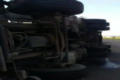 Caminhão com um carregamento de celulose tomba no acostamento da Castelinho
