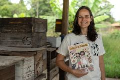 Oceanógrafa de Botucatu, Bárbara Ipê, lança HQ infanto-juvenil que mergulha no universo das abelhas