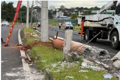 Acidente causa a queda de sete postes de energia elétrica na rodovia que liga Botucatu à Unesp