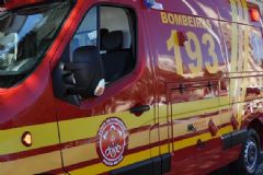Ônibus que transportava pacientes à Unesp de Botucatu bate contra traseira de caminhão na Castelinho