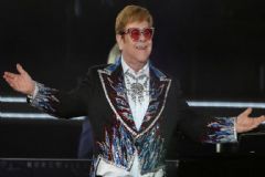 Cover oficial faz show tributo a Elton John no Salão Social da Associação Atlética Botucatuense