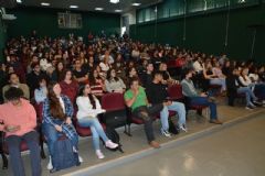 Centenas de alunos e 42 empresas participam da V Feira de Oportunidades da FMVZ de Botucatu