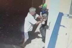 Dupla de marginais é filmada agredindo e invadindo residência de casal de idosos e um deles é preso