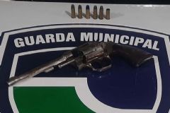 Arma ilegal municiada e abandonada em via pública é apreendida por agentes municipais