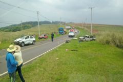 Acidente entre veículos em rodovia que liga Botucatu a Vitoriana/Rio Bonito resulta em duas mortes