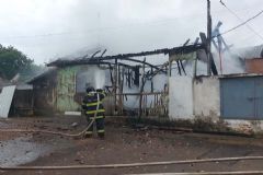 Corpo de Bombeiros e Defesa Civil atendem incêndio que destruiu residência na Vila São Lúcio