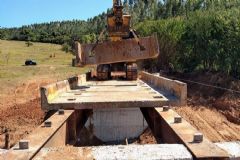 Segue em Botucatu o trabalho de reconstrução de pontes destruídas pelas chuvas na zona rural 